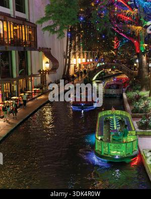 Vue nocturne haute angle de la promenade avec bateaux éclairés au Hilton Palacio Del Rio, San Antonio, Texas Banque D'Images
