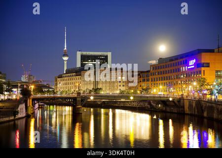 Pleine lune sur le quartier gouvernemental avec la rivière Spree, le studio de la capitale ARD et la tour de télévision de Berlin dans la soirée, Allemagne, Berlin Banque D'Images
