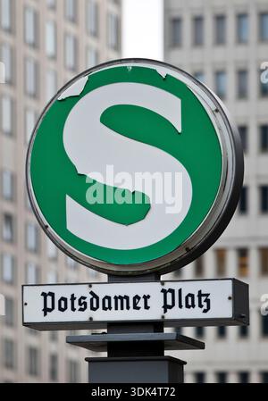 Ancien panneau S-Bahn sur Potsdamer Platz devant des gratte-ciel modernes, Allemagne, Berlin Banque D'Images