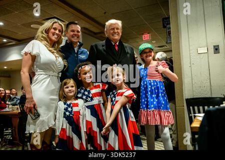 Le président Donald J. Trump accueille des supporters à l’intérieur du restaurant machine Shed lors d’une visite à Urbandale, Iowa, le 27 janvier 2026. Image reproduite avec l'aimable autorisation de la Maison Blanche. Banque D'Images