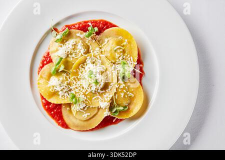 Raviolis Caprese garnis de fromage sur sauce tomate Banque D'Images
