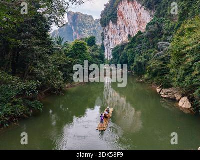 Découvrez la tranquillité du rafting en bambou à travers une végétation luxuriante dans le parc national de Khao Sok, en Thaïlande. Banque D'Images