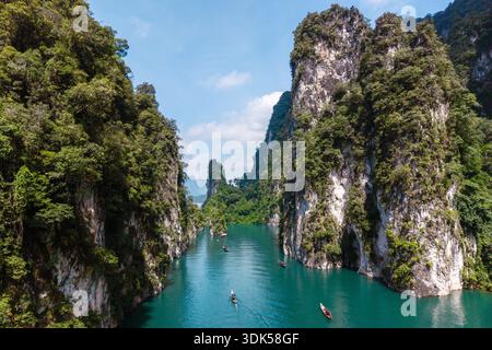 Niché à Surat Thani, le parc national de Khao Sok Thaïlande, possède de superbes falaises de calcaire, une végétation luxuriante et des eaux turquoises sereines. Expérience d'un u Banque D'Images