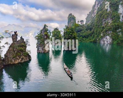 Découvrez le paysage à couper le souffle de Khao Sok Thaïlande, où les majestueuses falaises calcaires s'élèvent des eaux émeraude. Banque D'Images