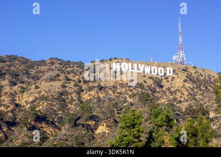 Hollywood signer des lettres sur Hollywood Hills, Los Angeles, Californie, États-Unis, emblématique site de divertissement vue à flanc de colline. Banque D'Images
