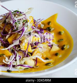 Chou à la mangue gourmet plaqué dans un bol en céramique blanche Banque D'Images