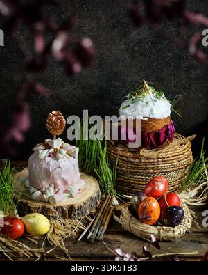 Gâteaux artistiques ornés d'œufs peints et de fleurs de lilas Banque D'Images