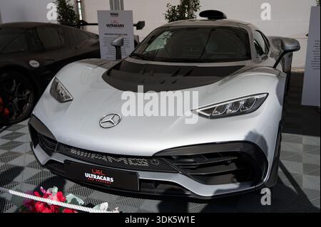 Vue frontale de la spectaculaire hypercar argentée Mercedes-AMG Project One, avec des détails en fibre de carbone, exposée lors d'un événement exclusif. Banque D'Images