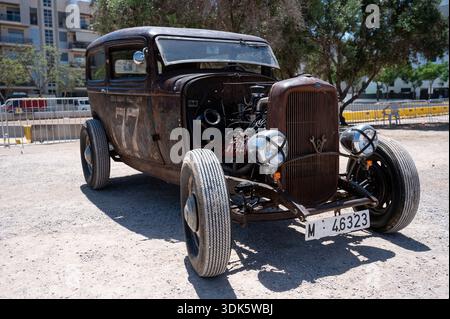 Une vue de face d'une Ford Rat Rod 1932 personnalisée avec une finition rouillée et altérée, mettant en valeur son style unique, moteur V8 à tête plate exposé Banque D'Images