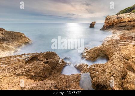 Plage près du château de Tamarit, Altafulla, Tarragones, Tarragone, Espagne Banque D'Images