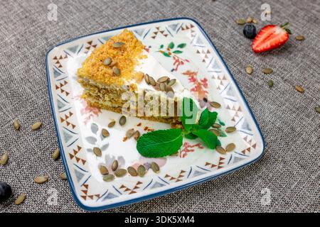 Gâteau à la citrouille maison aromatique multicouches. Gros plan vertical mettant en valeur la texture des couches de citrouille, de la garniture délicate crémeuse ou de crème sure, Banque D'Images