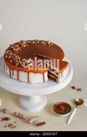 Présentoir de desserts élégant mettant en valeur des touches de chocolat et de caramel Banque D'Images