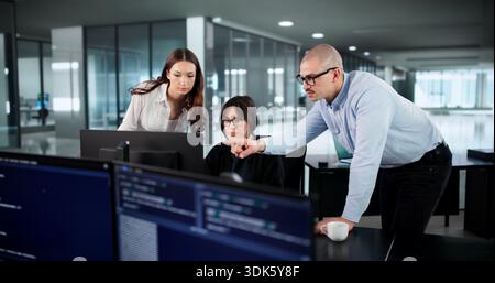 Virtual Team dirige un projet de codage agile dans un environnement de bureau diversifié Banque D'Images