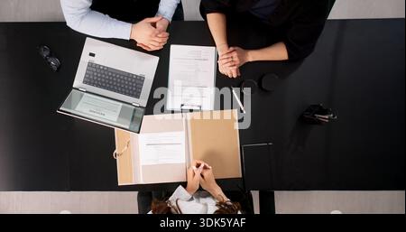 Vue d'angle élevé du groupe diversifié dans l'entretien de recrutement d'entreprise Banque D'Images