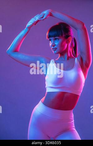 Forme physique athlétique type de corps, debout. Jeune femme sportive est dans le studio. Banque D'Images