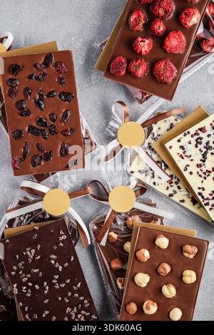 Présentation de morceaux de chocolat avec divers éléments croquants et fruités Banque D'Images