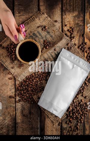 Scène matinale confortable avec café artisanal et textures naturelles Banque D'Images