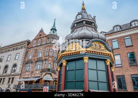 Ancien kiosque téléphonique sur la place Amagertorv à Copenhague, Danemark Banque D'Images