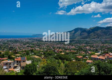 Une vue panoramique depuis la vieille ville de Ciambra de Monreale en Sicile, Italie, donnant sur la plaine de Conca d'Oro. Début de l'été. Terres agricoles verdoyantes Banque D'Images
