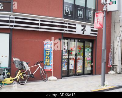 TOKYO, JAPON - 24 avril 2025 : magasin de proximité devant 7-Eleven à Kagurazaka. Le magasin a une livrée spéciale moins colorée que d'habitude. Banque D'Images