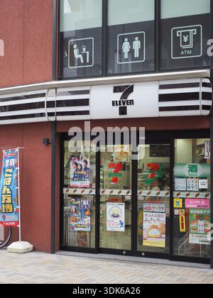 TOKYO, JAPON - 24 avril 2025 : magasin de proximité devant 7-Eleven à Kagurazaka. Le magasin a une livrée spéciale moins colorée que d'habitude. Banque D'Images