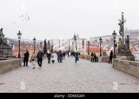 pont charles prague touristes marchant sur le chemin pavé Banque D'Images
