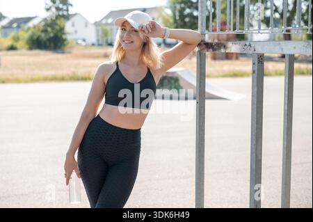 Femme en Sportswear au Skatepark Banque D'Images
