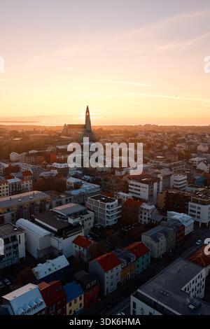 Reykjavik paysage urbain pendant l'heure dorée avec Hallgrímskirkja CHU Banque D'Images