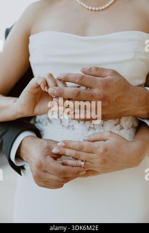 Gros plan des mains mariée et Grooms ajustant les anneaux de mariage Banque D'Images