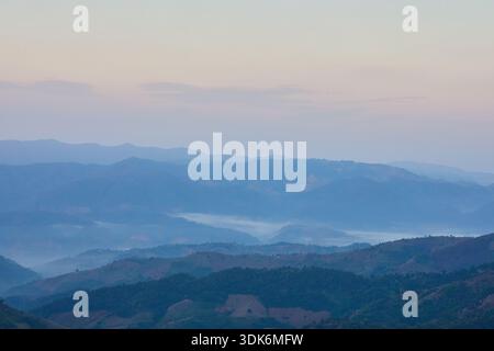 Couches de montagnes dans Morning Mist Banque D'Images
