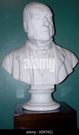 William Hall, 1886. Informations supplémentaires : le sitter était le co-fondateur de Aberdeen Shipbuilders Hall Russell & amp ; Co. La firme fabriqua des navires en fer et en acier, allant des cargos aux navires de guerre, et fut fondée en 1864. La firme était un partenariat entre James et William Hall, fils d'Alexander, Thomas Russell, ingénieur de Glasgow, et John Cardno couper de Sussex. Initialement, la société construisit des moteurs et des chaudières, mais en 1868 produisit son premier navire, le vapeur de fer Kwang Tung. L'un des premiers clients de l'entreprise avait été J T Rennie dont la barque Umvoti a été construite en 1869. Au fil des ans, Hall Banque D'Images