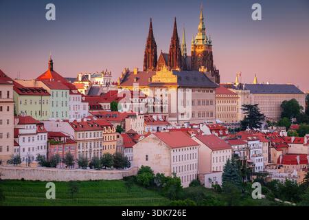 Prague, République tchèque. Image de paysage urbain aérien de Prague, capitale de la République tchèque avec la cathédrale Vitus au coucher du soleil d'été. Banque D'Images
