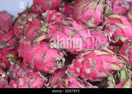 gros plan des fruits du dragon dans le marché fermier Banque D'Images