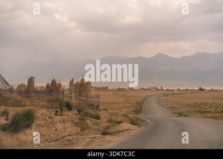 Un chemin de terre traversant un paysage aride et vallonné. Photo de haute qualité Banque D'Images