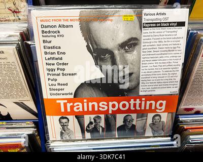 Manchester, Royaume-Uni - 21 janvier 2026 : Vintage Trainspotting Soundtrack couverture vinyle avec Damon Albarn et des artistes notables. Banque D'Images