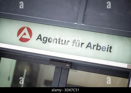 Schwerin, Allemagne. 30 janvier 2026. Le logo de l'agence pour l'emploi est accroché au-dessus d'une entrée. Agence pour l'emploi présente les chiffres du marché du travail pour Mecklenburg-Poméranie occidentale crédit : Philip Dulian/dpa/Alamy Live News Banque D'Images