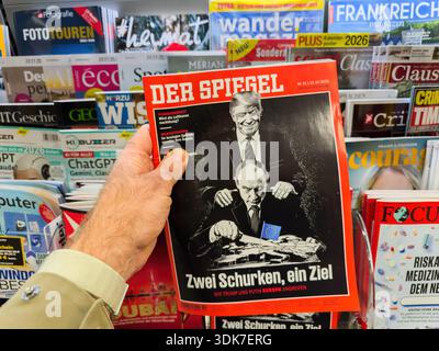 Cologne, Allemagne - 15 décembre 2025 : point de vue d'une personne tenant un numéro allemand avec Donald Trump et Vladimir Poutine sur la couverture avec la tête Banque D'Images