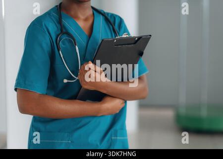 Vue rapprochée d'un médecin féminin avec bloc-notes à l'intérieur. Banque D'Images