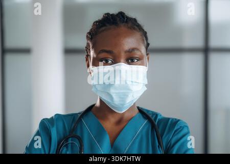 Médecin féminin est à l'intérieur dans une pièce moderne. Banque D'Images