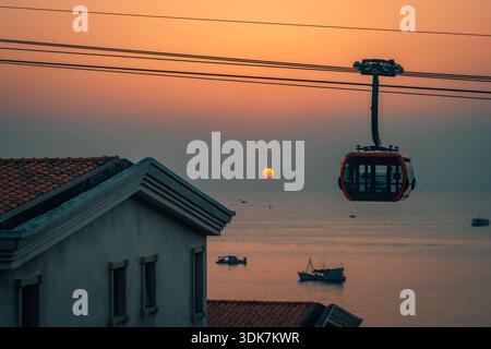 Superbe trajet en téléphérique de Phu Quoc au coucher du soleil Banque D'Images