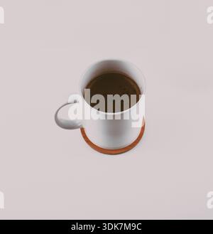 Tasse à café isolée sur un fond blanc, montrant une présentation de boisson simple avec une composition propre et des détails clairs. Banque D'Images