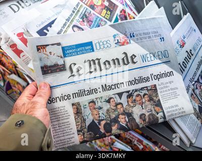 Berlin, Allemagne - 3 décembre 2025 : kiosque de presse internationale kiosque à journaux empilés le monde Military Service Ideas Weekend magazines français allemands ha Banque D'Images