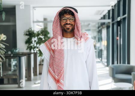 Un homme d'affaires arabe est dans le bureau. Banque D'Images