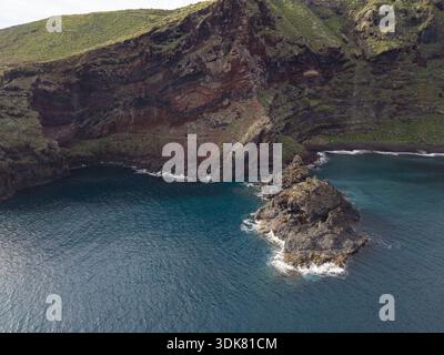 Vue aérienne des falaises escarpées de Playa de Nogales rencontre la mer turquoise, un panorama de tons terreux contrastant avec l'étreinte fraîche de l'océan, la Palma, Banque D'Images