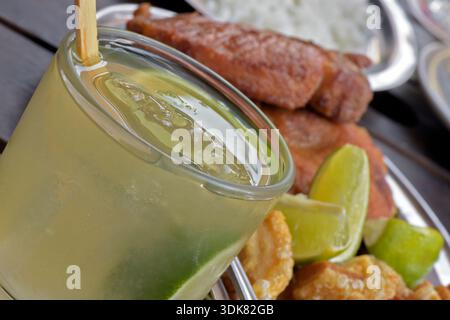 Caipirinha, la célèbre boisson brésilienne, avec des plats d'accompagnement de feijoada, plat traditionnel de la cuisine brésilienne Banque D'Images