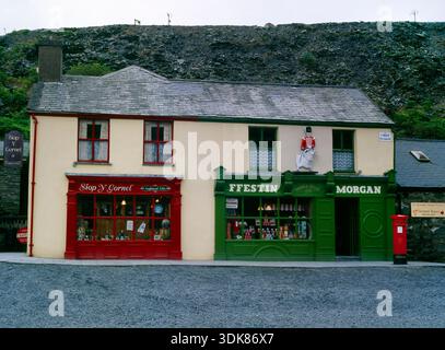 Deux magasins sur la place du village victorien de mines d'ardoise galloise recréé à Llechwedd Slate Caverns, Blaenau Ffestiniog, Gwynedd, pays de Galles, Royaume-Uni. Banque D'Images