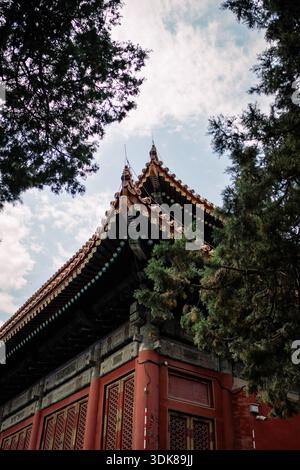 Temple chinois traditionnel toit courbé Eaves Green Trees Blue Sky architecture Banque D'Images