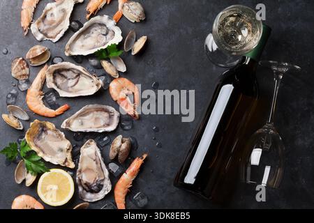 Des fruits de mer et vin blanc sur table en pierre. Les huîtres, crevettes et coquillages. Vue d'en haut Banque D'Images