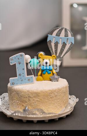 photo verticale gros plan du gâteau d'anniversaire avec la figure de l'ours bleu tenant le ballon. gâteau est décoré avec le numéro 1. gâteau de premier anniversaire en décora Banque D'Images