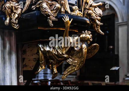 Chaire richement décorée avec des sculptures dorées complexes, ange sur la chaire a une signification symbolique et sert de figure annonciatrice, par Antoni FrCcki Banque D'Images